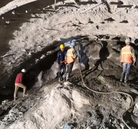 三台拱顶带模注浆料的施工流程及注意事项